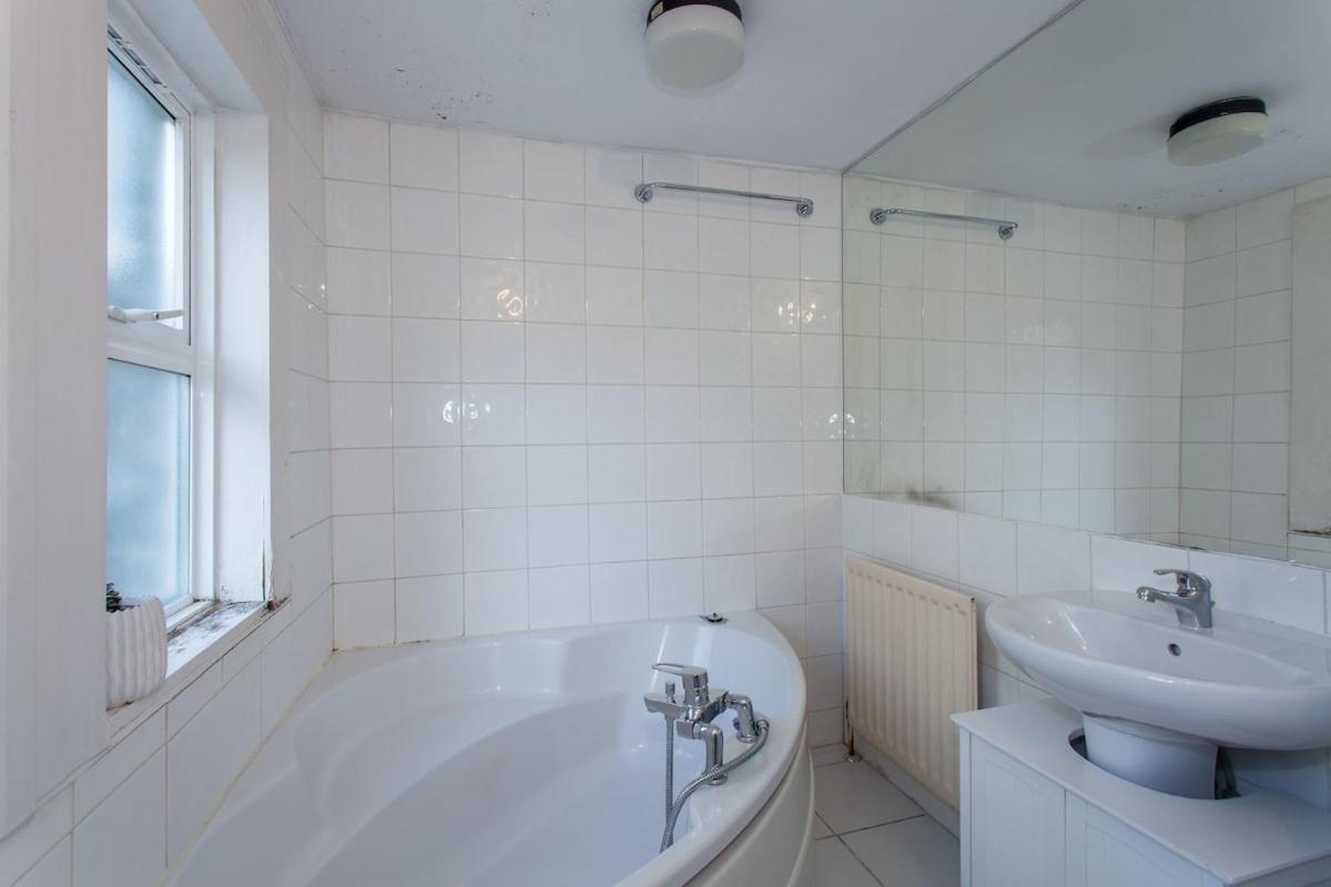 Spacious 3 Bed Apartment, Nw6 London